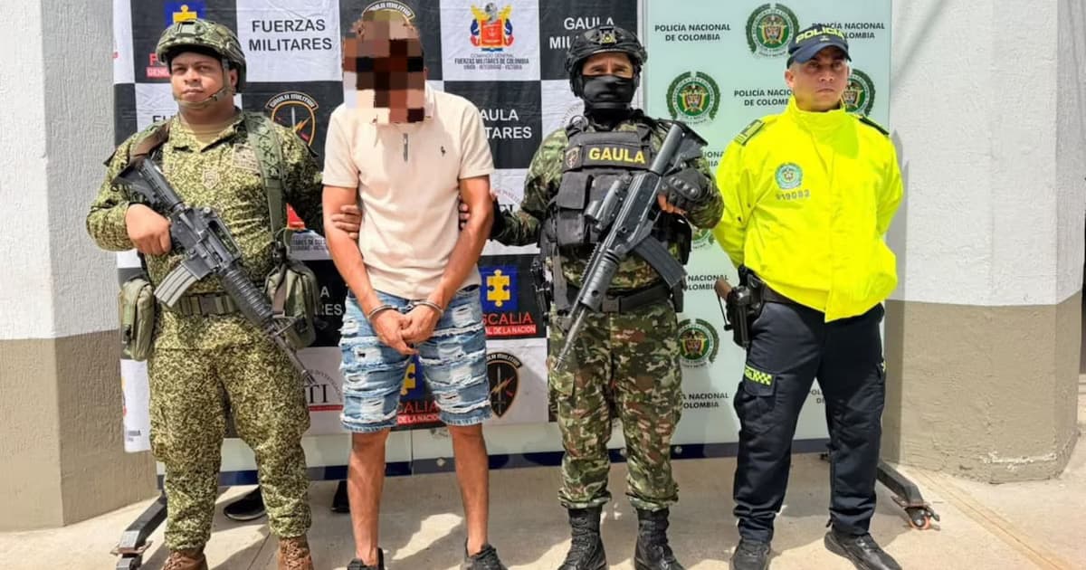 Alias Cachaco, con el rostro pixelado, custodiado por militares del Gaula y un policía