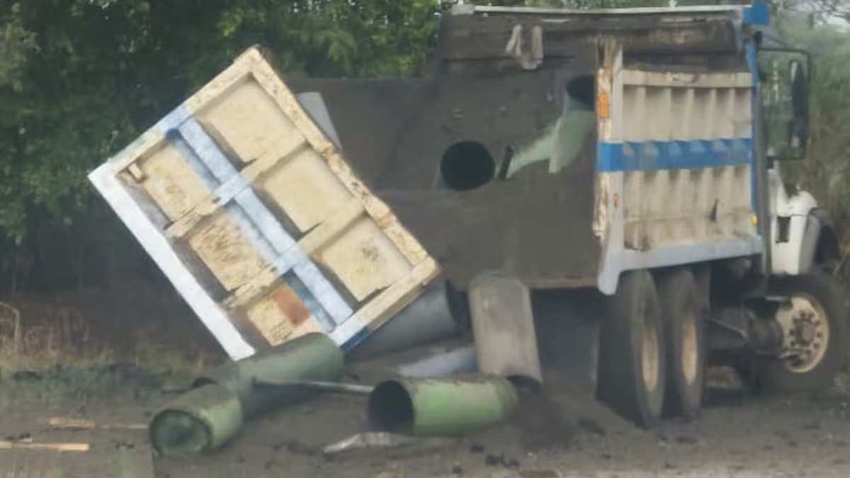 Volqueta con tubos lanzadores y cilindros tras el ataque en Miranda, Cauca