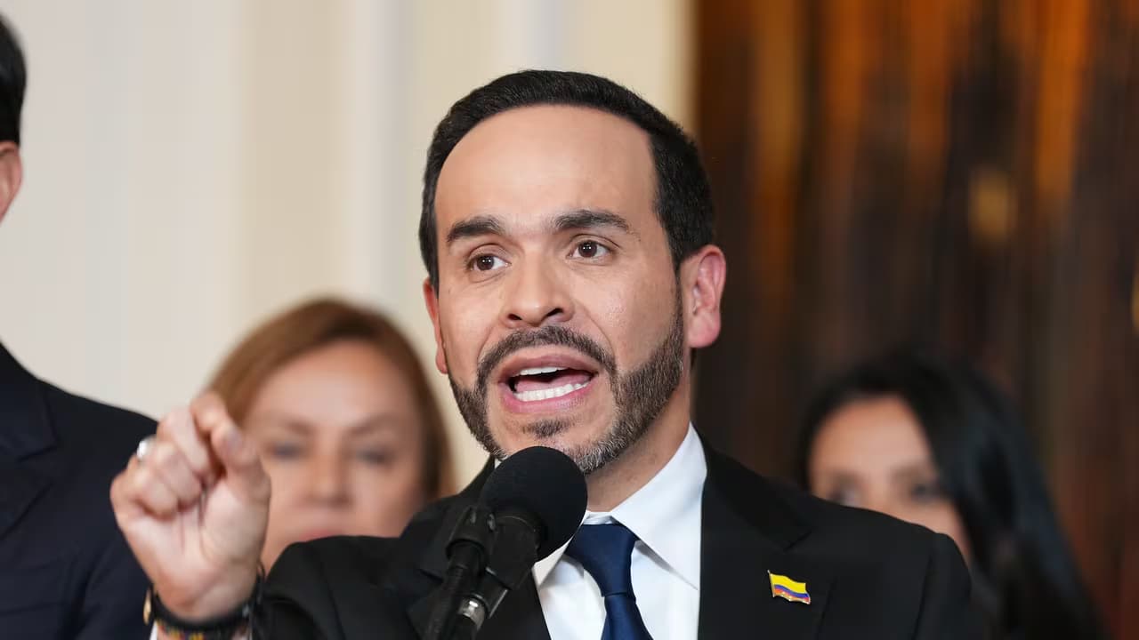 El presidente Abelardo de la Espriella habla ante un micrófono con el puño levantado