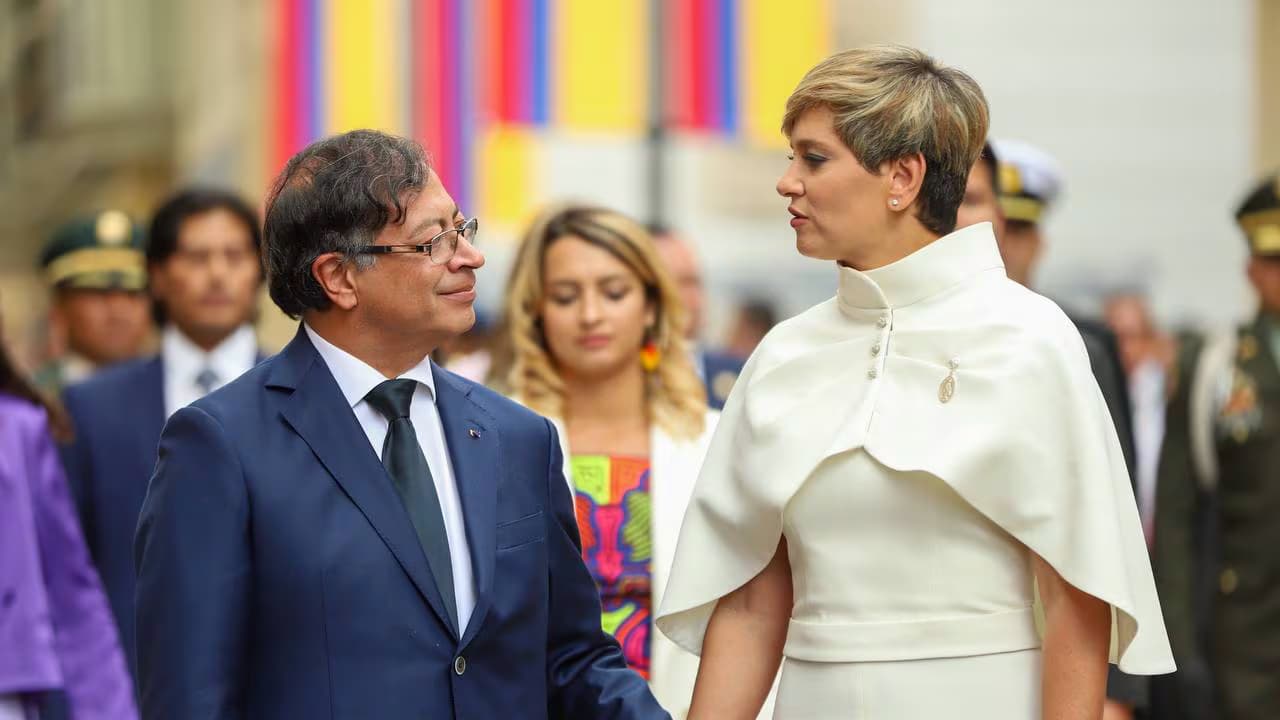 Gustavo Petro y Verónica Alcocer durante un acto oficial en Bogotá