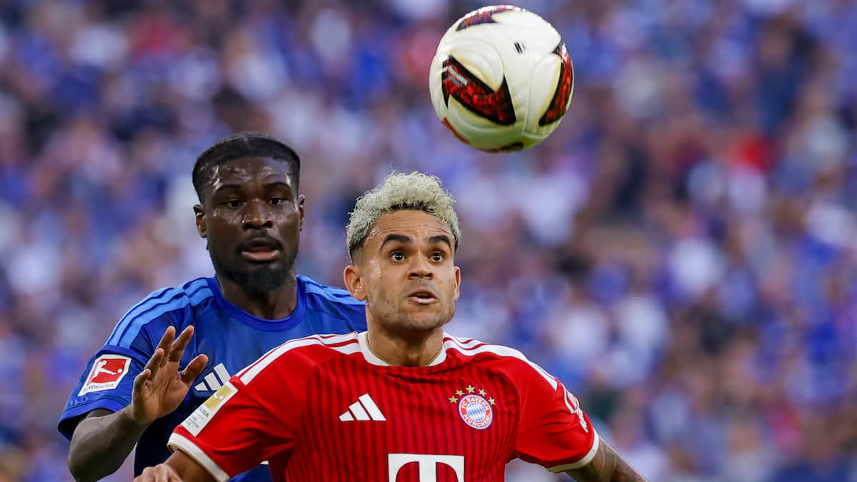 Luis Díaz disputa el balón con un jugador del Schalke 04