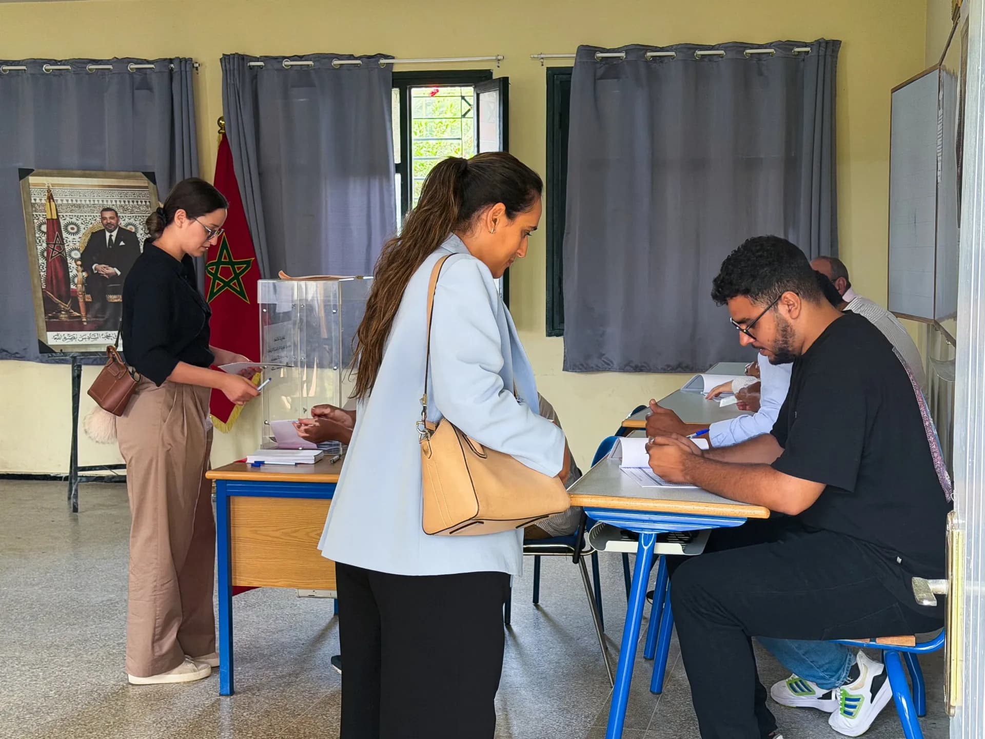Votantes en una mesa electoral de Rabat durante las elecciones legislativas de Marruecos