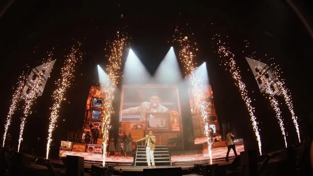 Jorge Celedón canta en el centro del escenario del Movistar Arena entre chorros de pirotecnia