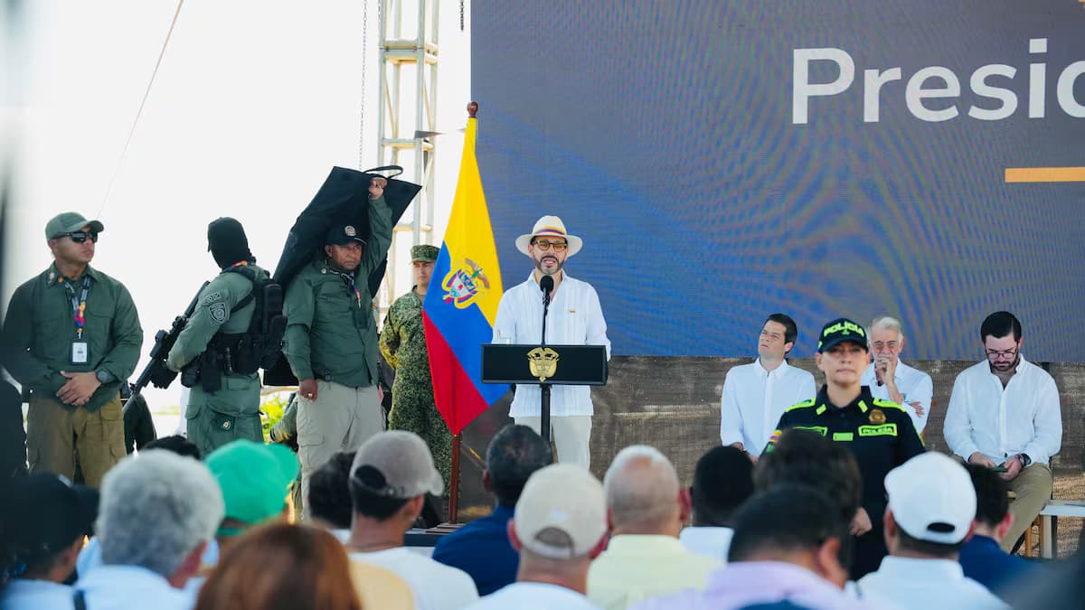 El presidente Abelardo de la Espriella habla en la ceremonia de primera piedra del tajamar occidental en Barranquilla