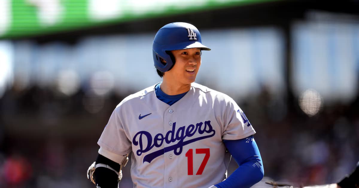 Shohei Ohtani, de los Dodgers de Los Ángeles, sonríe en la primera base durante un partido