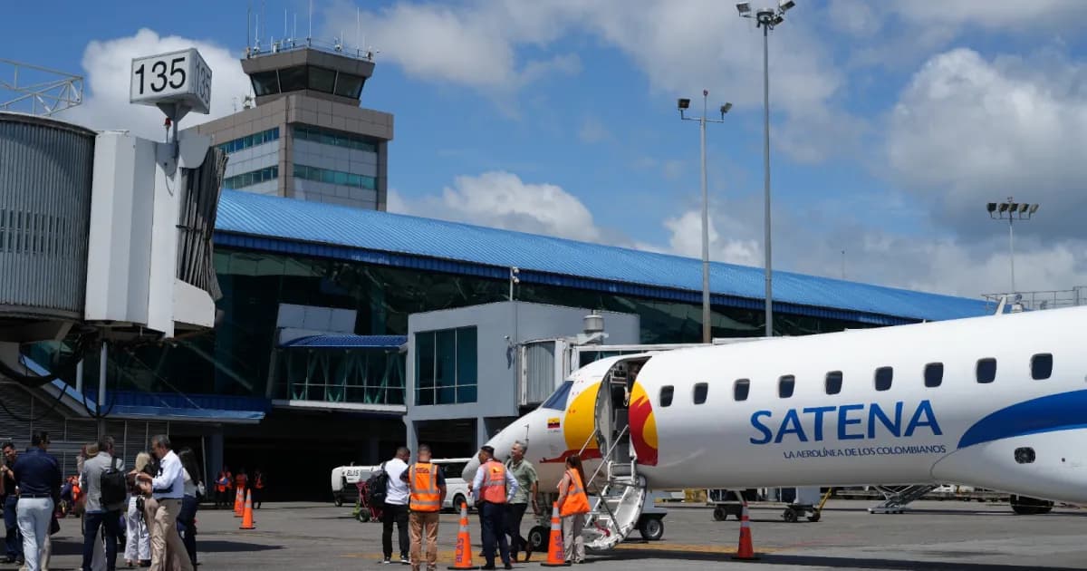 Avión Embraer de Satena estacionado junto a la terminal de un aeropuerto