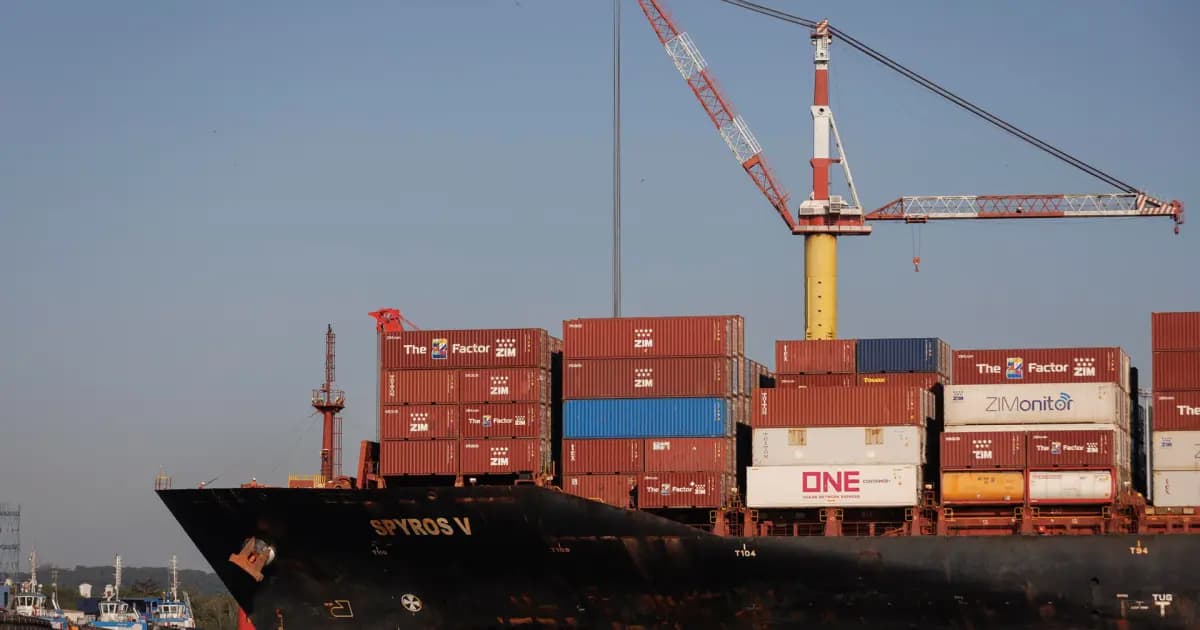 Contenedores apilados en una terminal portuaria colombiana