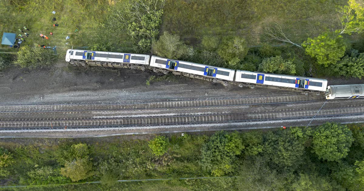 Vista aérea de los vagones del tren regional descarrilados junto a la vía en Normandía