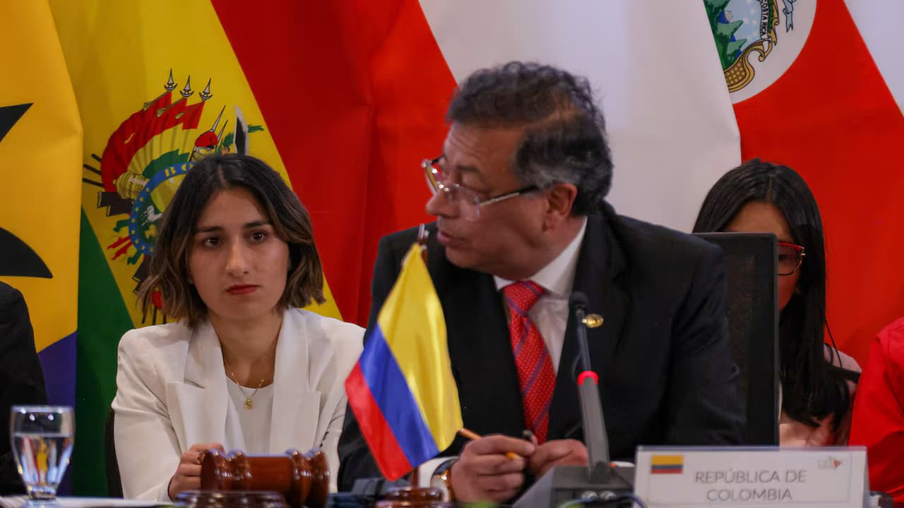 Laura Sarabia junto al entonces presidente Gustavo Petro en un encuentro internacional