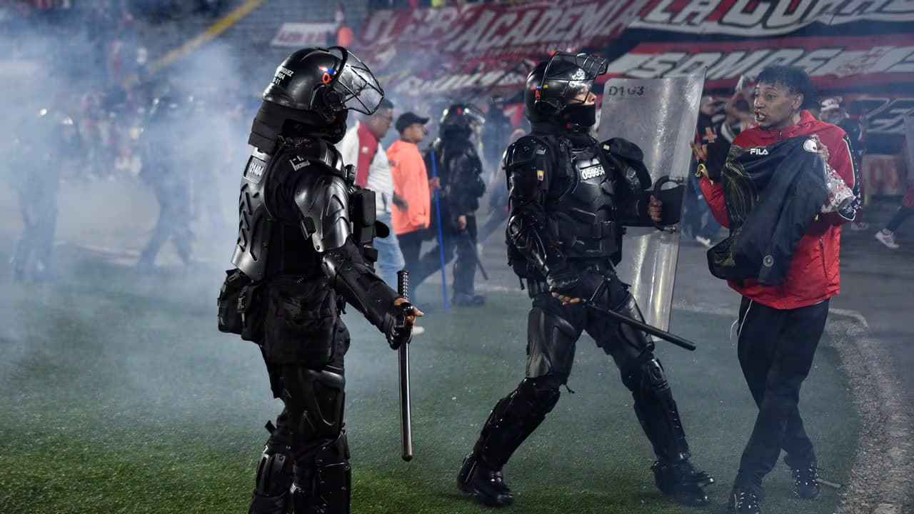 Agentes antidisturbios en las gradas del estadio El Campín durante los hechos de violencia