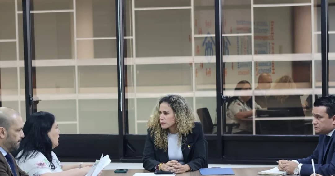 La ministra de Trabajo, Natalia López Fuentes, durante una reunión de trabajo con funcionarios de la cartera