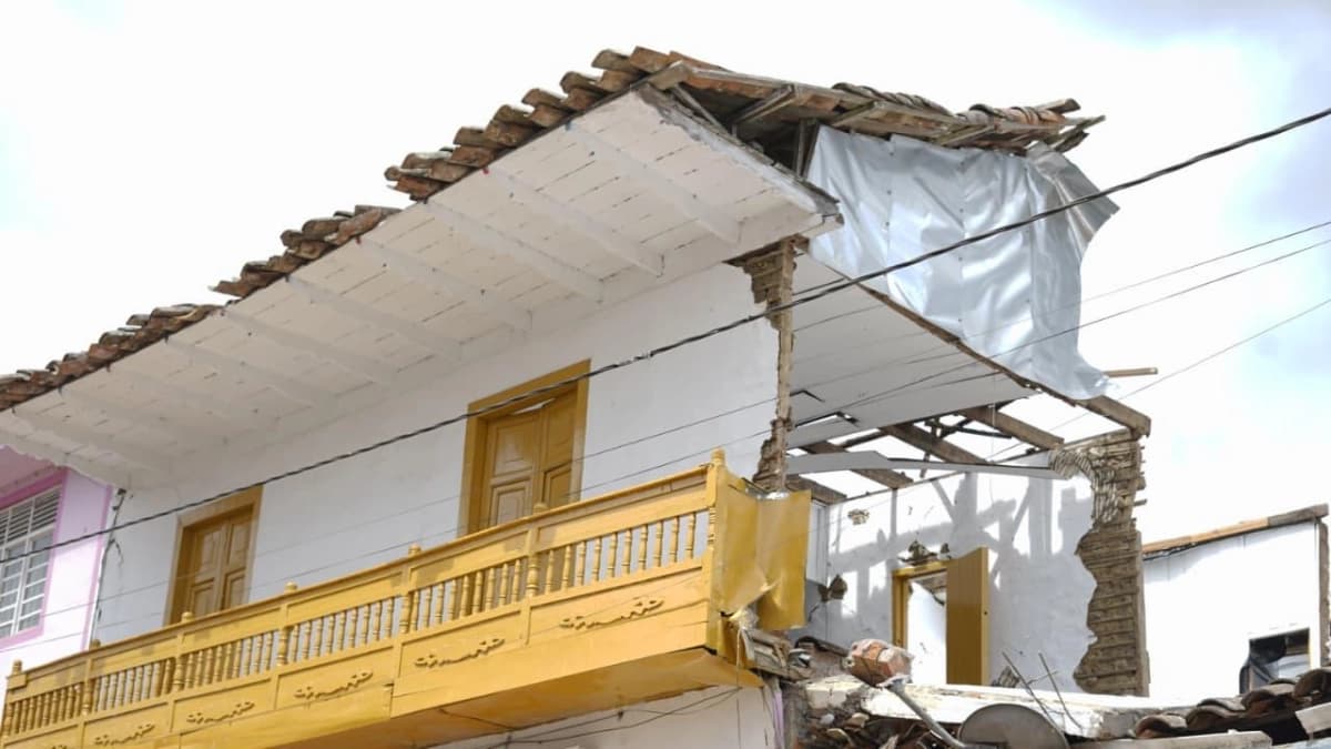 Vivienda con muros agrietados y escombros en la calle tras el terremoto en el Chocó