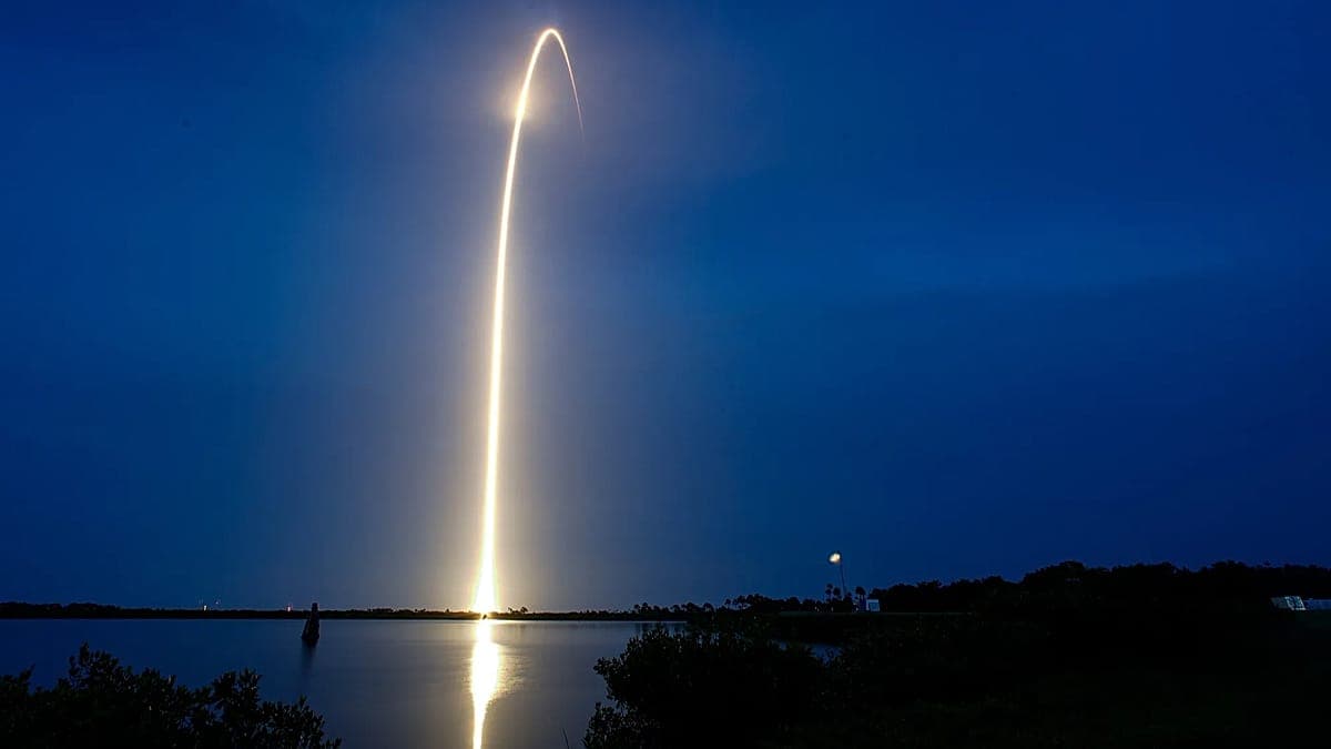 Un cohete Falcon 9 de SpaceX con satélites Starlink despega desde Cabo Cañaveral