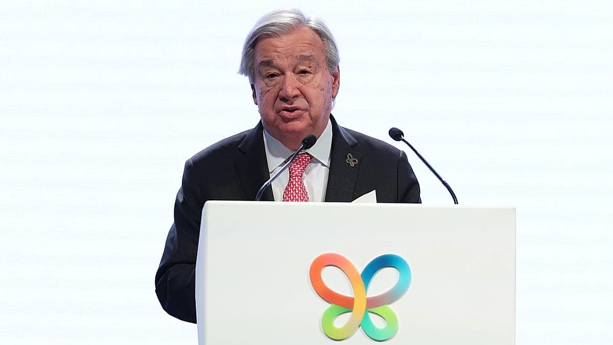 António Guterres habla desde un atril con el logo de la COP17 en Ereván