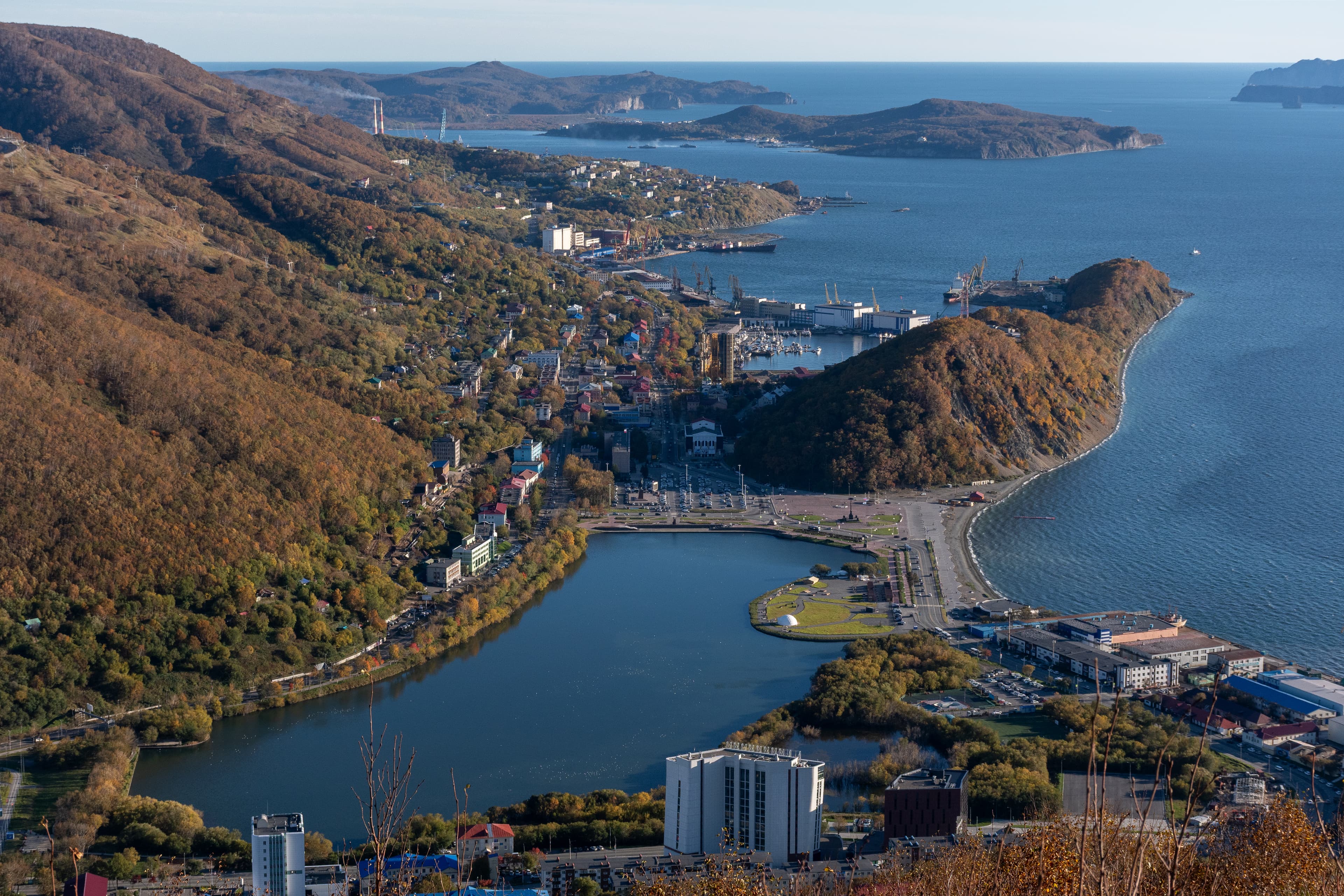 Vista desde lo alto de Petropávlovsk-Kamchatski, con el lago Kultuchnoye, el centro de la ciudad y la bahía de Avacha al fondo, en una fotografía de archivo de septiembre de 2025